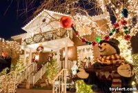Dyker Heights: Dazzling the Holidays, Unfazed by Virus Fears