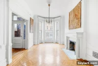 Park Slope Başyapıtı: Vitray Sanatı ve Zarif Şömineler 5.75 Milyon Dolara Sunuluyor