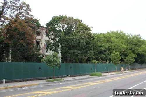 Navy Yard Advances Developer Replacement 2 admirals-row-construction-fence-091012