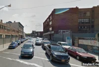 Bushwick’te Gündüz Vakti Dehşeti: Yardımsever Öldürüldü, 13 Yaşındaki Kız Yaralı