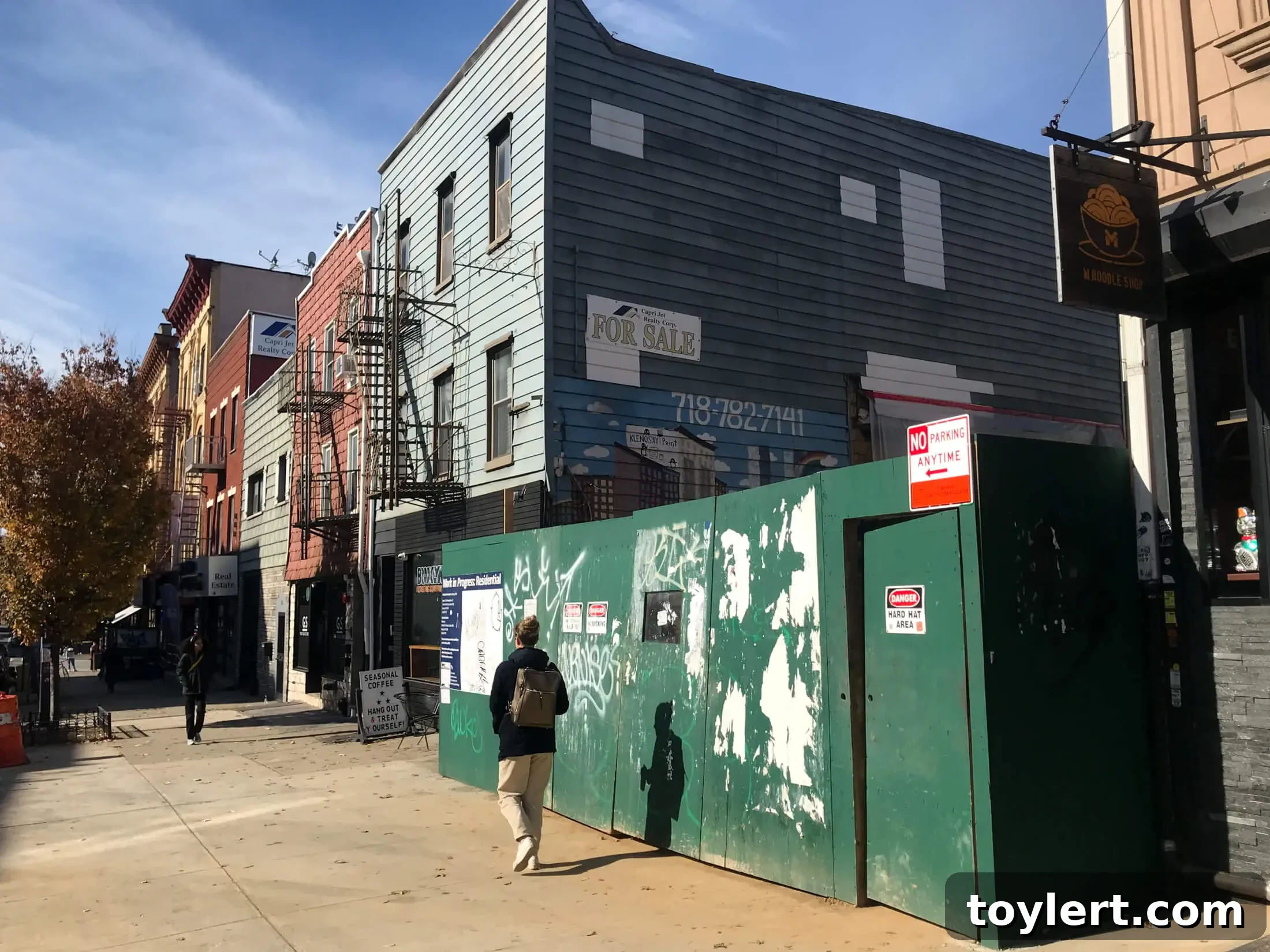 williamsburg - construction fence around the empty site