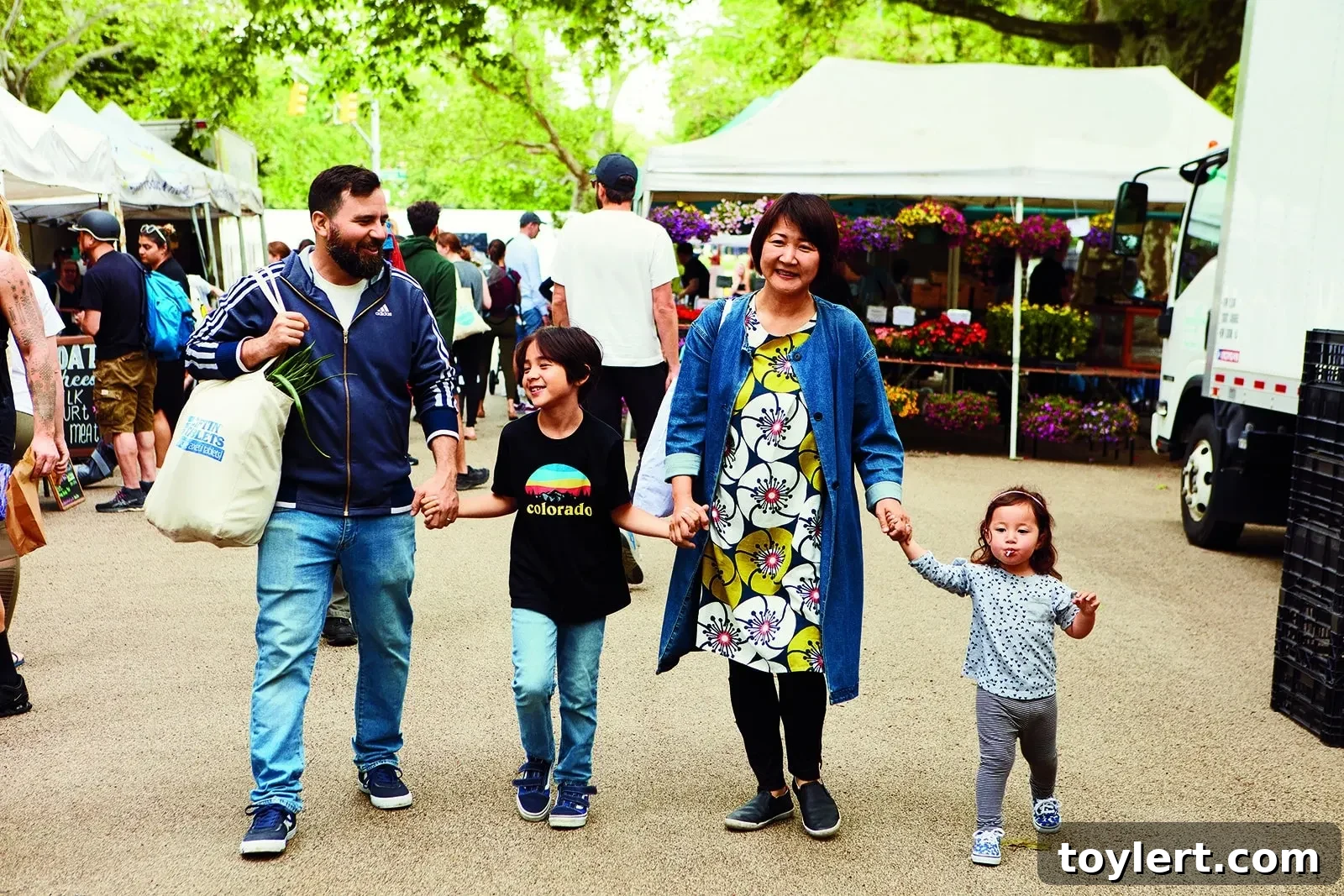shalom japan - Aaron Israel and Sawako Okochi and their family at a local farmer’s market